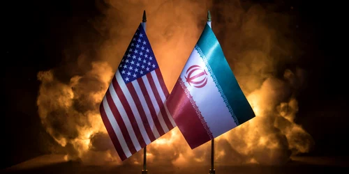 steagurile iranului si sua pe un fundal de flăcări foto shutterstock jpg