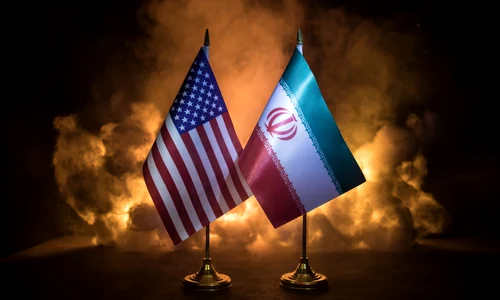 steagurile iranului si sua pe un fundal de flăcări foto shutterstock jpg