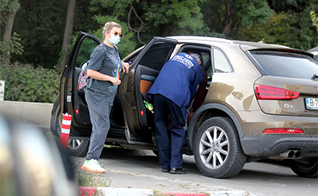Agentul de pază de la supermarket i-a cărat pungile grele până la maşină. Tot el i le-a aranjat pe bancheta din spate