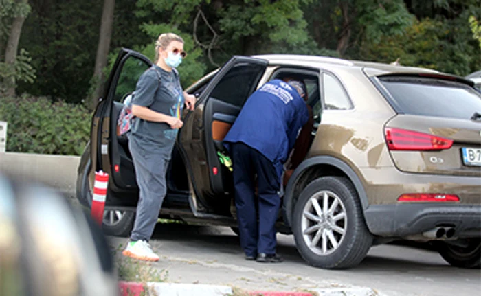 Agentul de pază de la supermarket i-a cărat pungile grele până la maşină. Tot el i le-a aranjat pe bancheta din spate