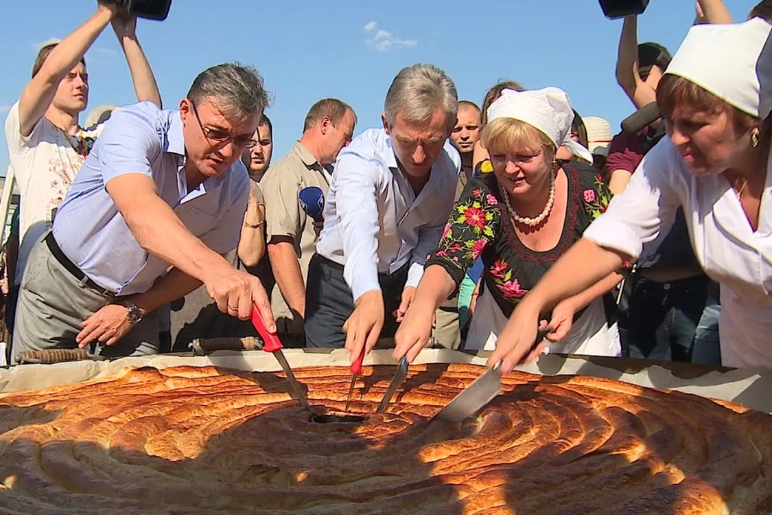 Plăcinta rumenită a fost fi împărţită participanţilor la festival FOTO: gov.md