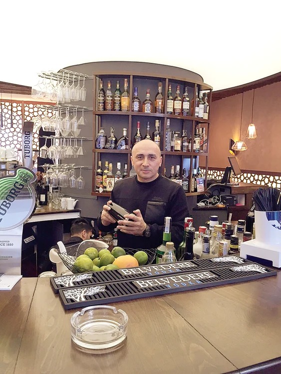 
    Marcel Pavel a ajuns  şi barman de ocazie  la propriul restaurant  