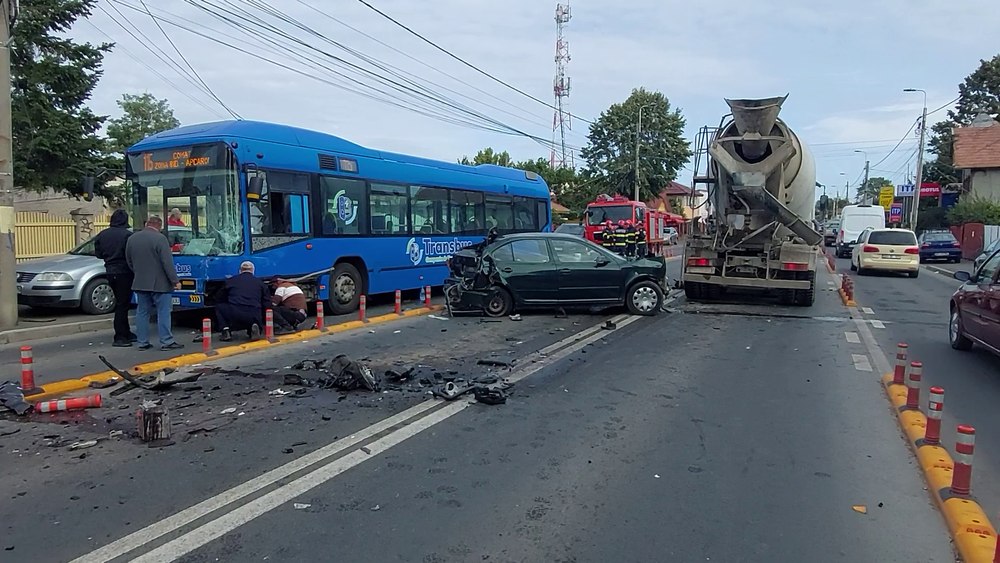 Carambol în Buzău cu cinci vehicule și doi răniți. Au fost lovite un autobuz plin cu călători, o betonieră și trei autoturisme VIDEO 