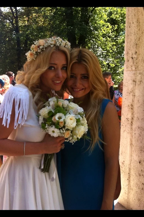 Delia alături de domnișoara de onoare: Foto Facebook