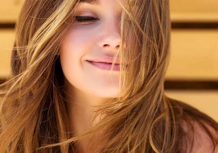 Cum să-ți faci propriul șampon uscat acasă. 