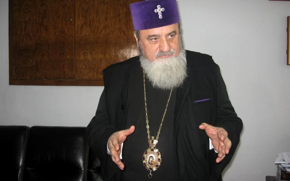 ÎPS Lauenţiu Streza a girat una dintre cărţile ştiinţifice ale lui George Becali. FOTO: Ramona Găină