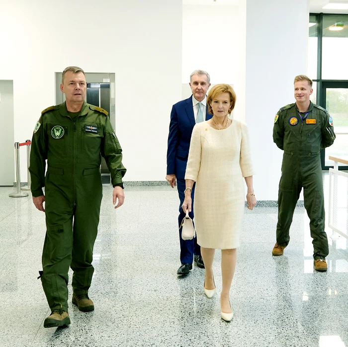 Margareta a Romaniei și Principele Radu în vizita la baza aeriana 86 Borcea, Foto Casa Regala a Romaniei 12 jpg