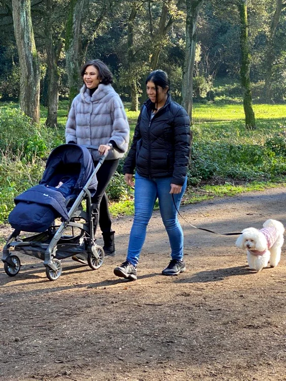 Ramona Bădescu a ieşit cu bebeluşul în parc, la Roma