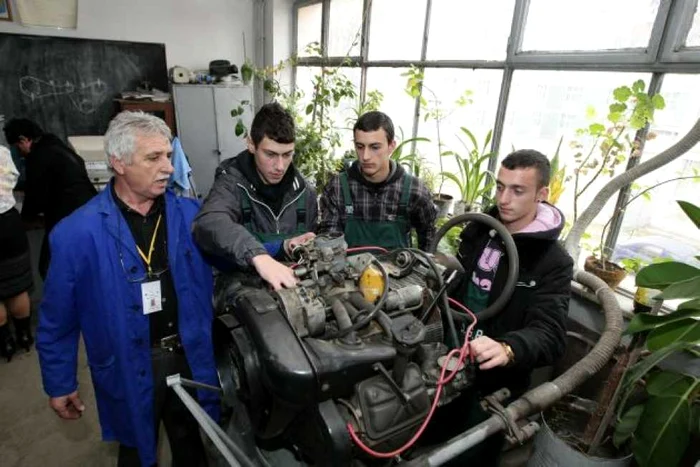 Elevii de la „Bibescu“ îşi doresc ateliere la fel de performante cum sunt cele din Franţa 