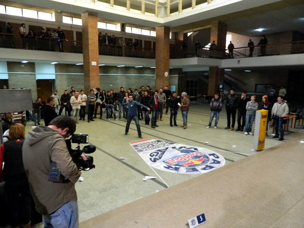 Calicările pe Bucureşti "Red Bull Paper Wings" pentru Campionatul Mondial de avioane din hârtie FOTO: Florin Marin