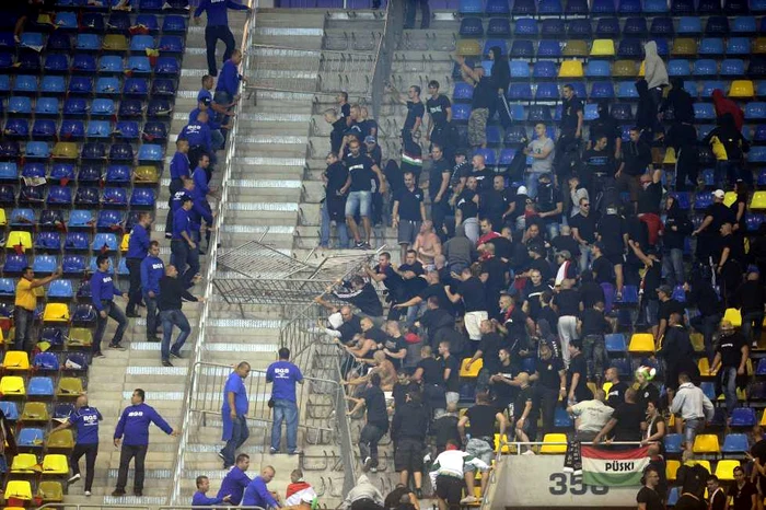 Bataie inainte de inceperea meciului. FOTO