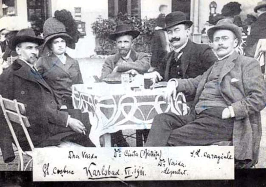 George Coşbuc fumând (stânga). Primul din dreapta, la masă, este I.L. Caragiale FOTO: arhiva Ucu Bodiceanu