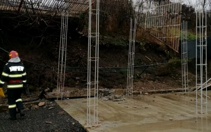 Alunecare de teren în Râmnicu Vâlcea în urma ploilor - zona Petrişor Foto Adevărul