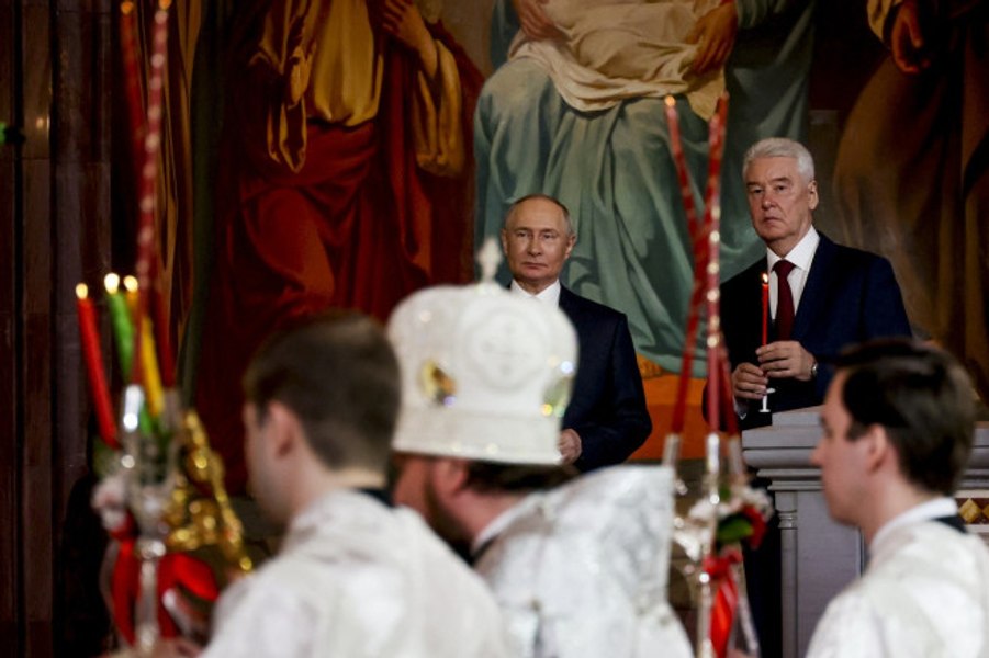 Putin a participat la slujba ortodoxă de Paște. Liderul rus și-a făcut cruce de mai multe ori când patriarhul Kirill a anunțat „Hristos a înviat”
