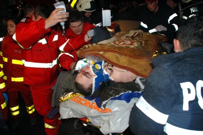 Răniţi transportaţi la amubalnţe (FOTO MEDIAFAX)