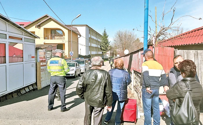 
    Rudele celor aflați în carantină  vin la hotelul pus la  dispoziție de Primărie   