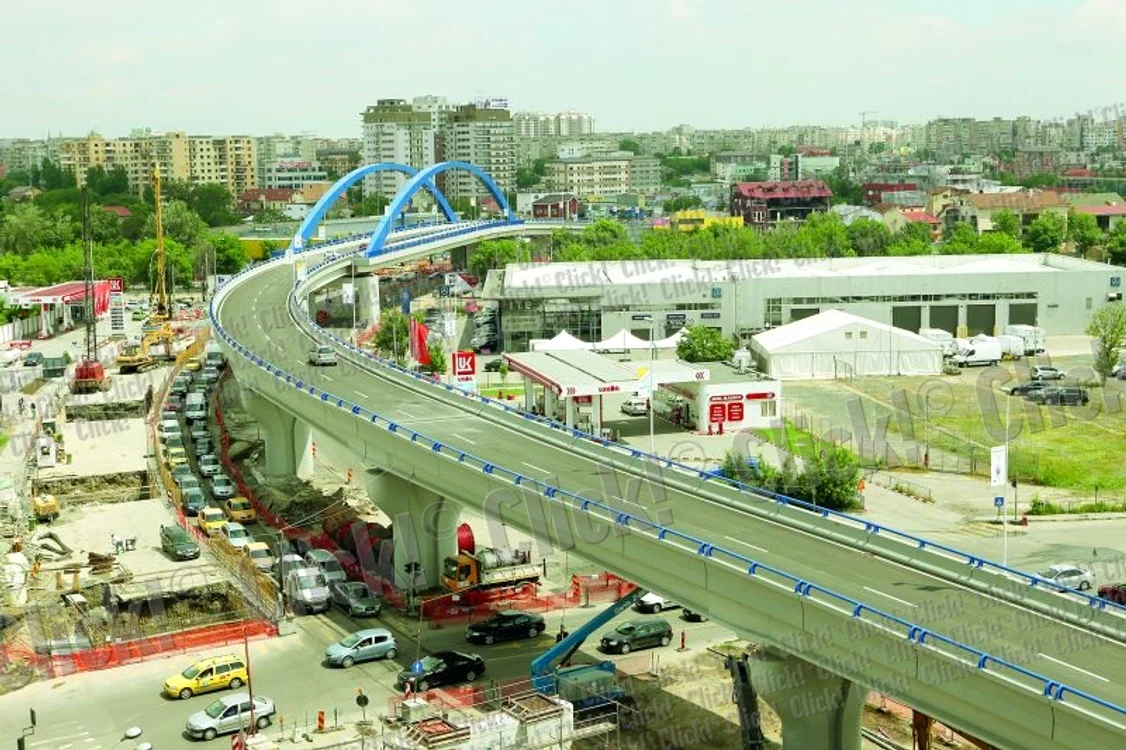 Ora 11.30, deschiderea  construcţiei Puţini şoferi au circulat ieri pe pod. Agitaţia a fost  sub pod şi pe sensul Calea  Vitan - Piaţa Sudului (Fotografii: Sever Gheorghe)