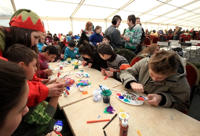 Cei mici s-au bucurat nespus când au fost plimbaţi cu trăsura