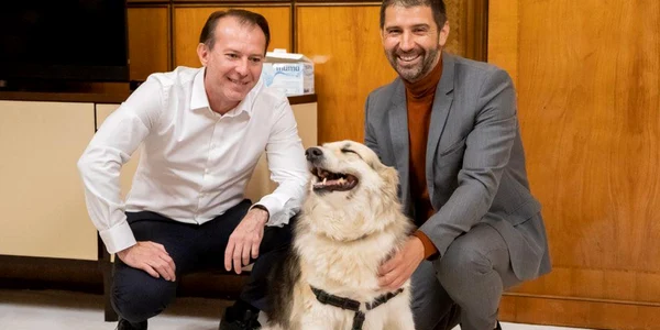 Florin Cîţu la palatul Victoria cu un cîţel adoptat recent foto agent green