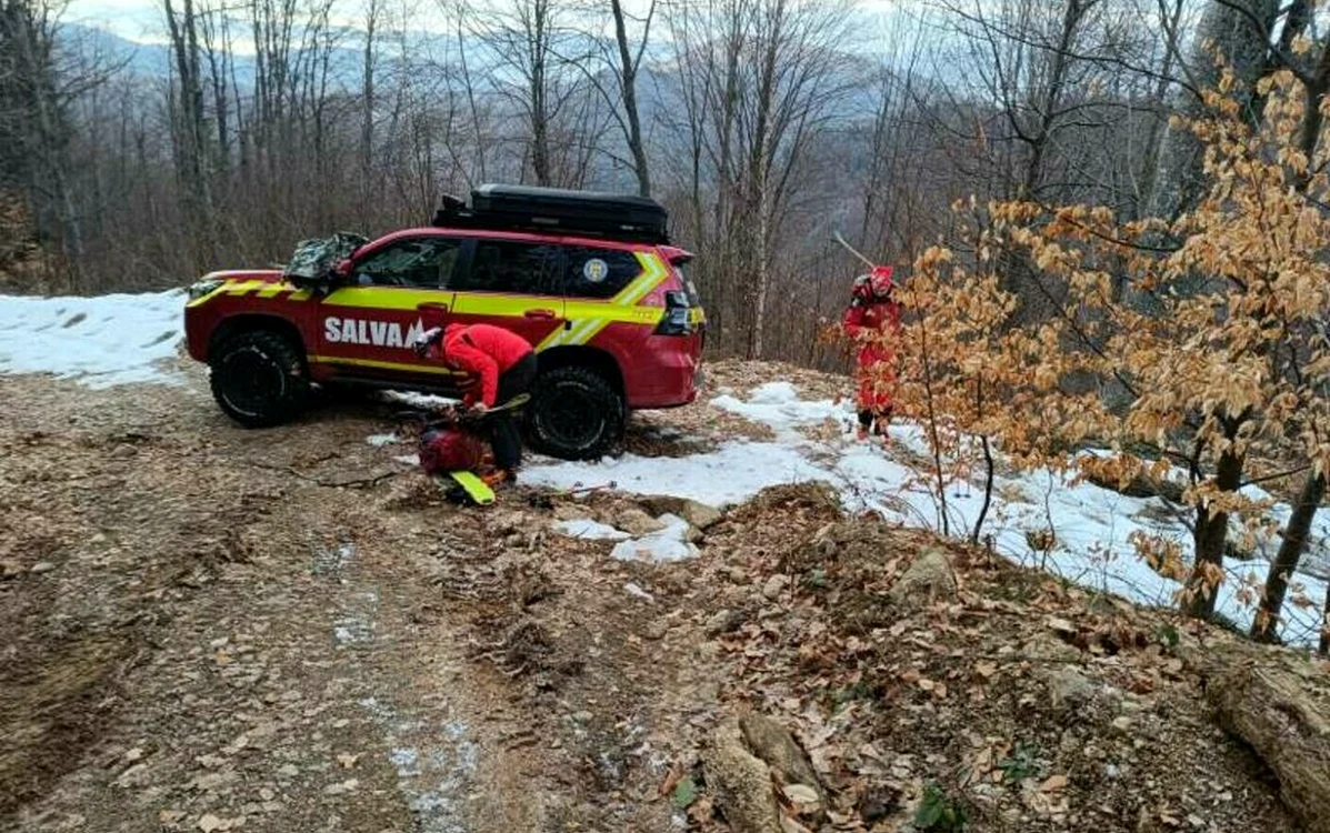  Salvamontiștii au ajuns pe jos la cei doi ucraineni