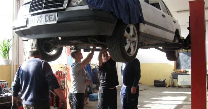 Un grup de elevi repară autoturismul unui client