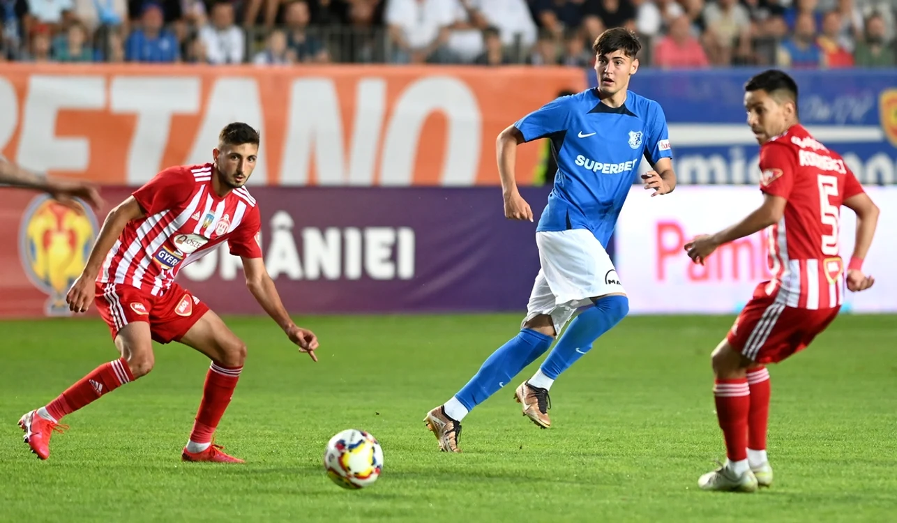 Adrian Mazilu (albastru) va ajunge în Premier League (FOTO: Sportpictures)