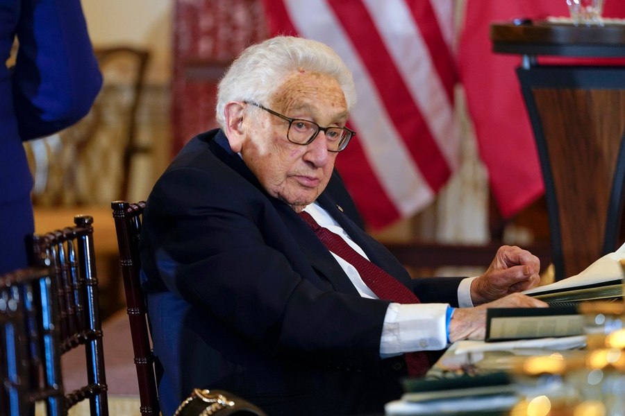 Henry Kissinger critică Germania că a permis intrarea prea multor străini. „E dureros să vezi arabi în Berlin care celebrează atacul”
