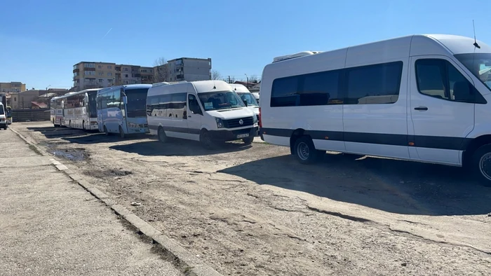 La Autogara Sud Piteşti au fost găsite mai multe microbuze cu probleme tehnice FOTO: ANPC