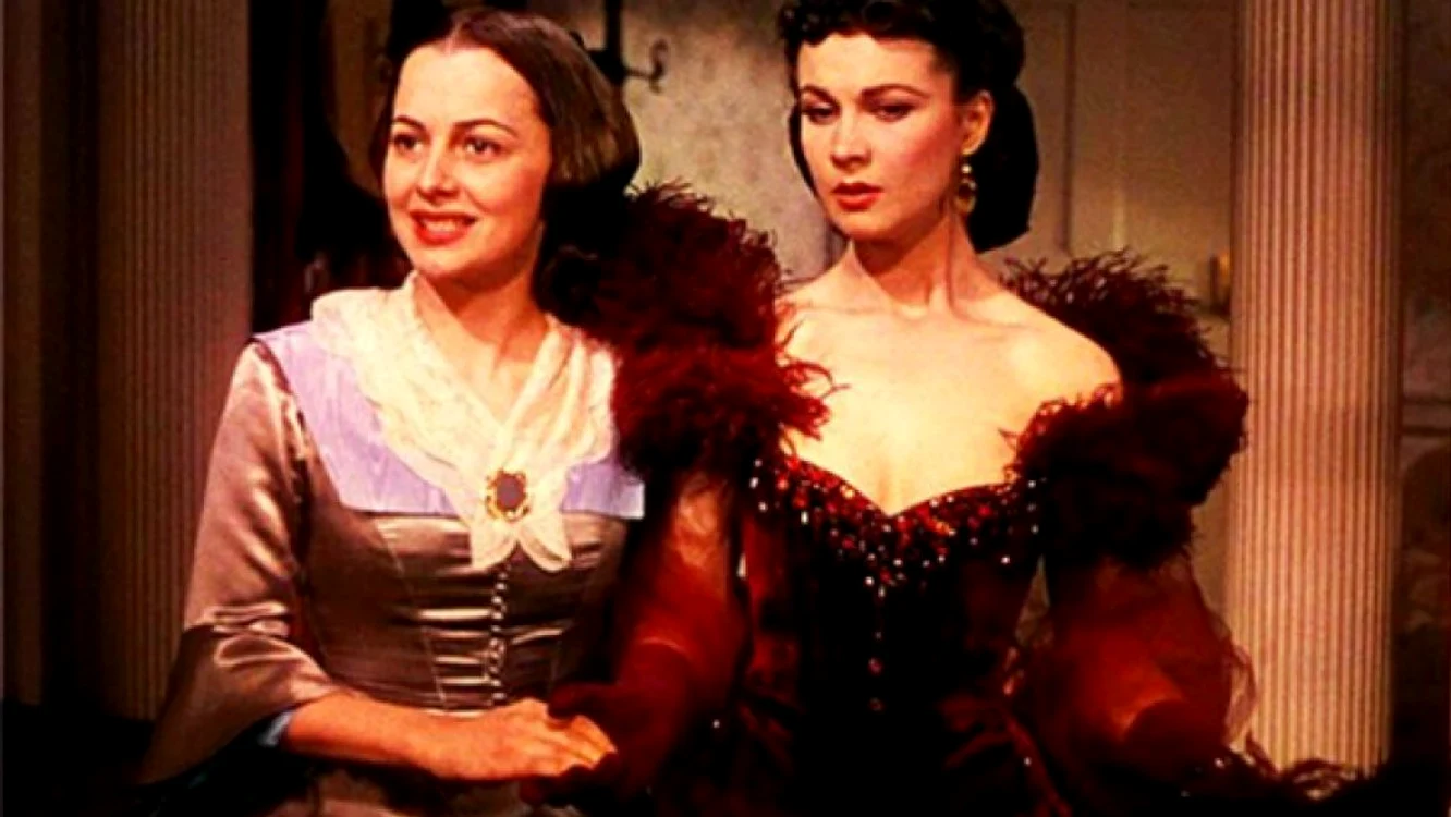 Olivia de Havilland, alături de Vivien Leigh, în filmul ”Pe aripile vântului”