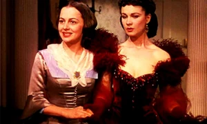 Olivia de Havilland, alături de Vivien Leigh, în filmul ”Pe aripile vântului” jpeg