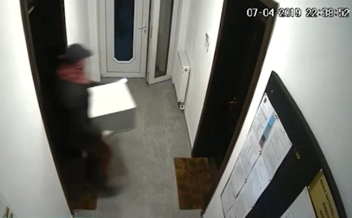 Momentul surprins de camerele de luat vederi ale Ocolului Silvic Băbeni - Vâlcea când hoţul pleacă din incintă cu seiful cu bani al unităţii; Foto captură video