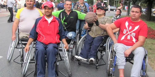 Călin Pârâianu (cu mingea în braţe) este responsabil cu formarea echipei din Timişoara