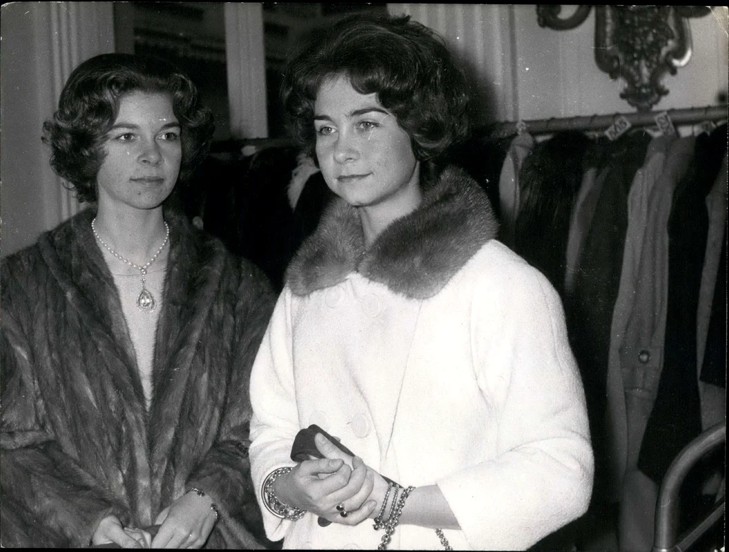 Regina Sofia și sora ei, Irene, în 1962. FOTO: Profimedia