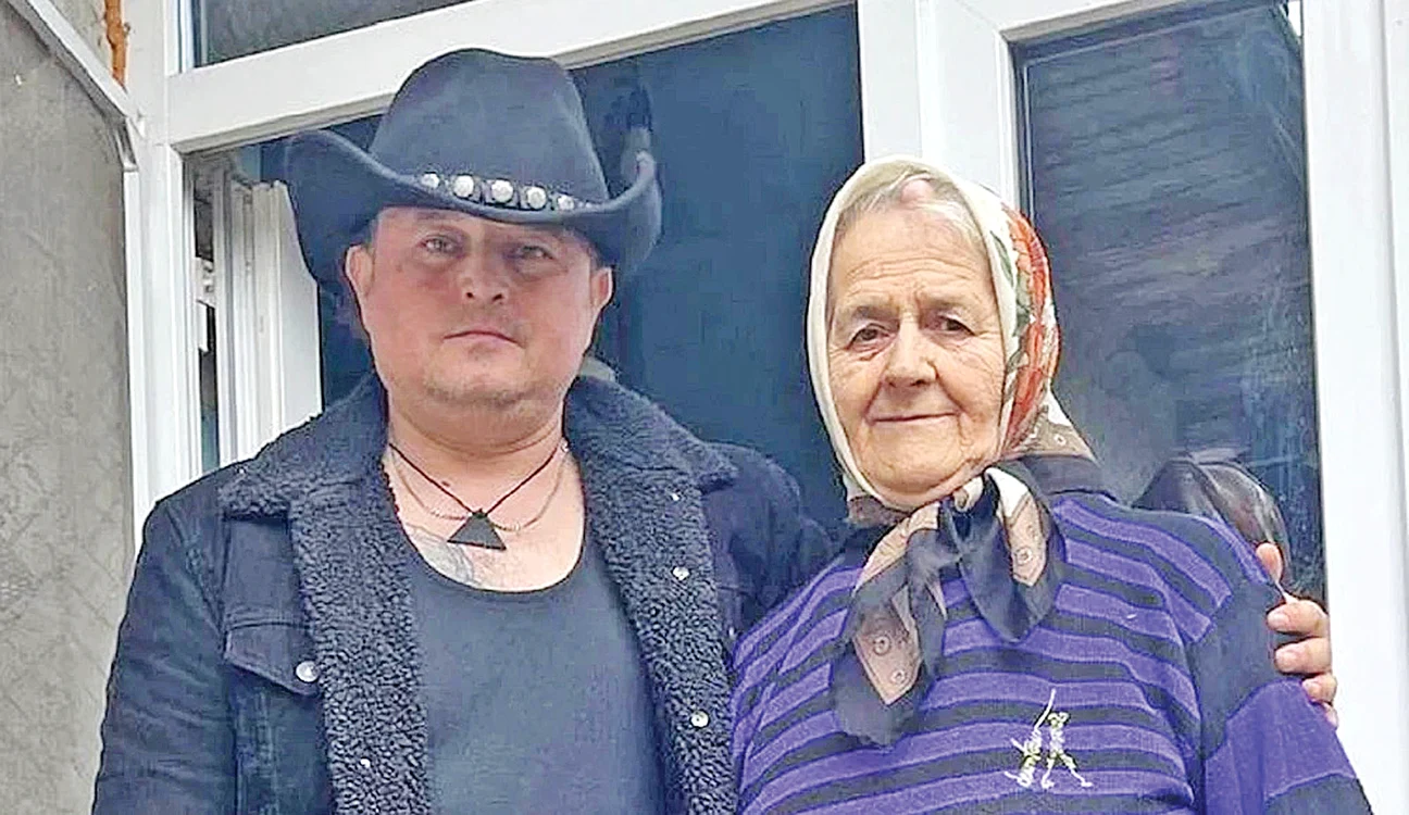 Cristi şi draga  lui mamă