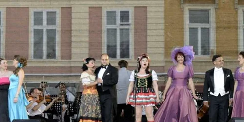 Artiştii Operei îi aşteaptă pe braşoveni în Piaţa Sfatului