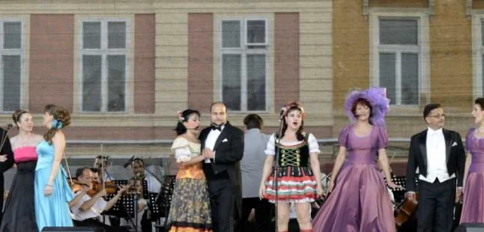 Artiştii Operei îi aşteaptă pe braşoveni în Piaţa Sfatului. FOTOOpera Braşov.