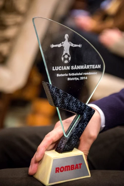 Asa arată trofeul primit de Lucian Sanmartean la Bistrita
