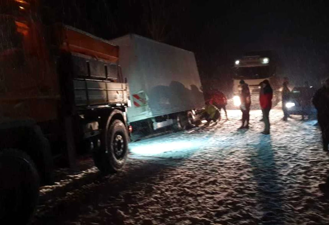 Un autocar cu zece persoane la bord a derapat, luni seară, în judeţul Iaşi