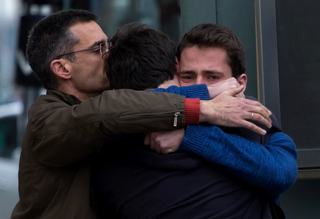 
    Familiile victimelor din avionul Airbus A320 prăbuşit în Franţa, sfâșiate de durerefoto: AP  