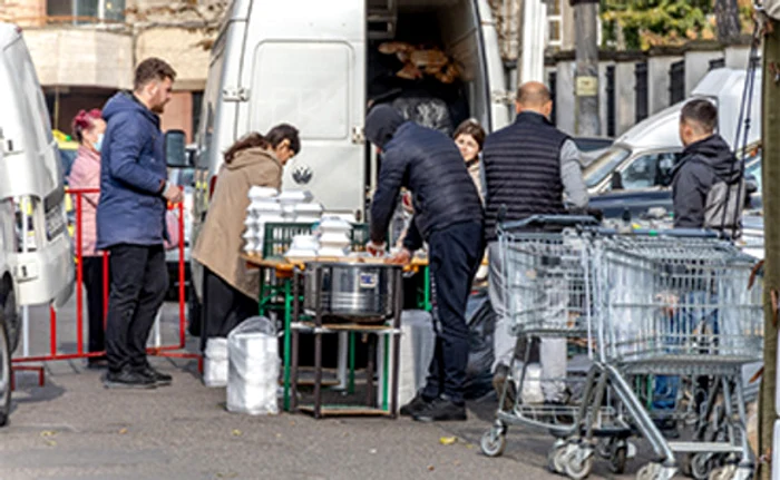 Ca în fiecare an, pelerinii au primit sarmale, după terminarea slujbeiFoto: Inquam Photos