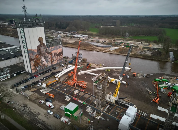 Arcul unui pod în construcție a căzut în Lochem FOTO: X