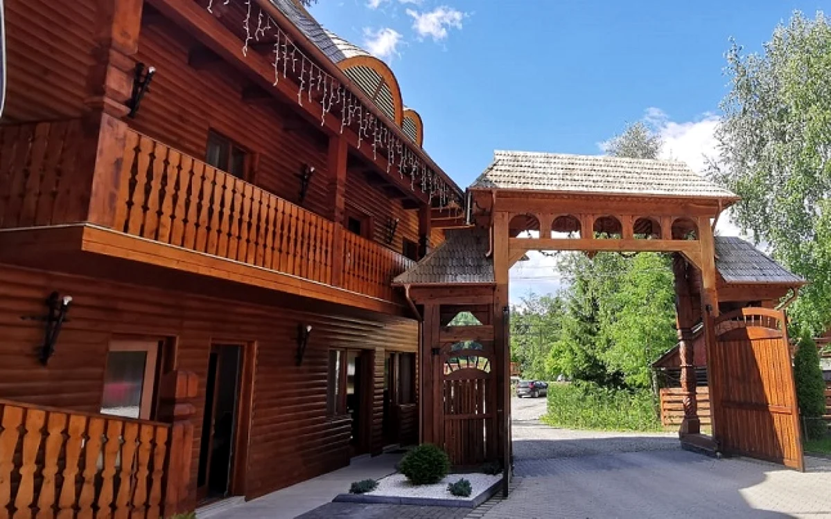Poarta maramureşeană la hotelul din Moisei   Foto: Angela Sabău