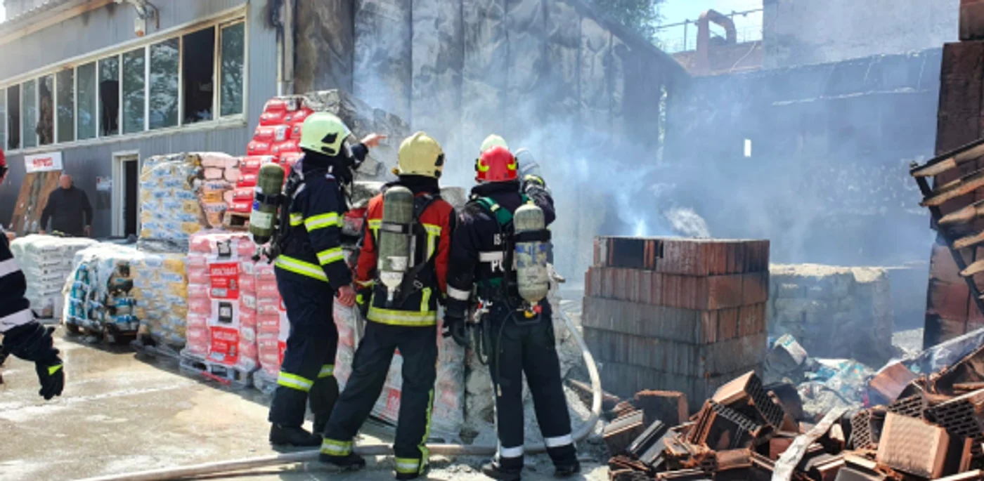 Pompierii la incendiul de proporţii din zona industrială COMCM Constanţa Sursa ISU Constanţa