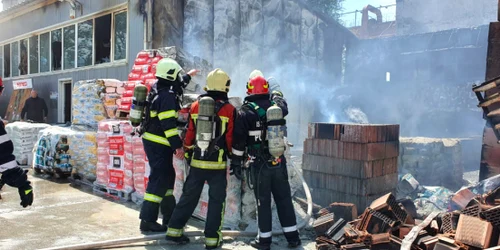 Pompierii la incendiul de proporţii din zona industrială COMCM Constanţa Sursa ISU Constanţa