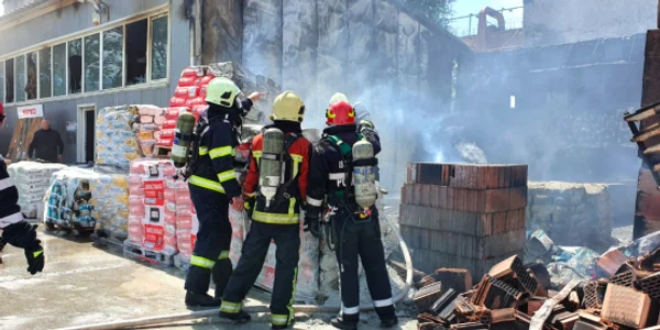 Pompierii la incendiul de proporţii din zona industrială COMCM Constanţa Sursa ISU Constanţa