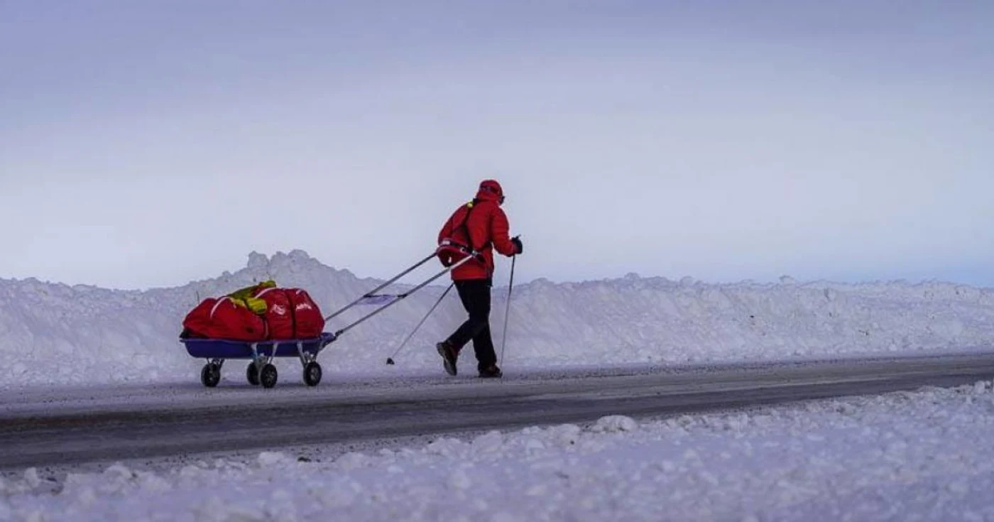 Tibi Uşeriu a fost scos din cursă de către medici, care au constatat că acesta avea degerături la degetele de la un picior FOTO: 6633 Arctic Ultra Facebook
