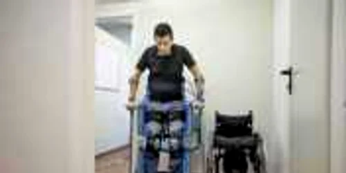 Radi Kaiuf, care a rămas paralizat în timp ce se afla în serviciul militar, a testat  „pantalonii robotizaţi“  