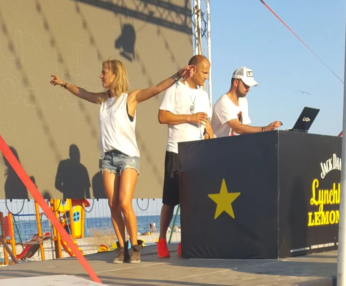 Roxana Ionescu se distrează în orice condiţii