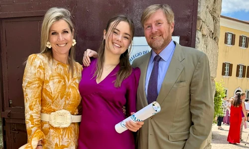 Prințesa Ariane la absolvire cu Regina Maxima și Regele Willem Alexander   Casa Regală olandeză (1) jpg