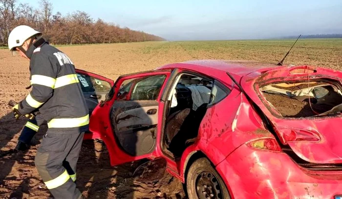 Şoferul băut a pierdut controlul asupra direcţiei şi s-a răsturnat cu maşina FOTO ISU Ialomiţa